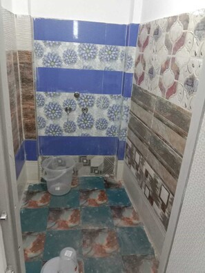 Basic Room | Bathroom - Pranam Dormitory (Udaipur)