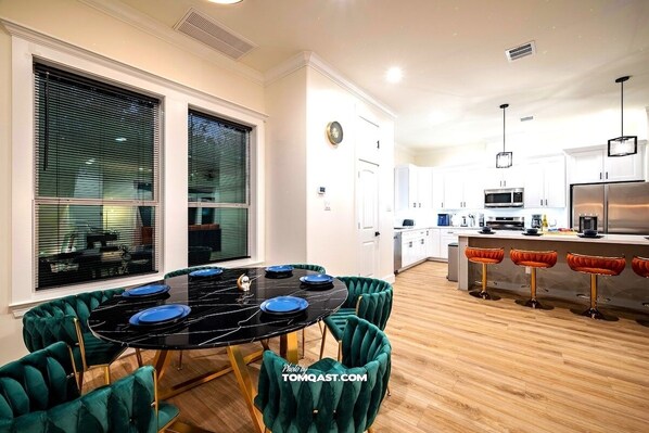 Dining - Modern "NASA" Home - Billiard, Ping pong, Rooftop (Houston)