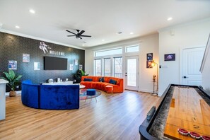 Games room - Modern "NASA" Home - Billiard, Ping pong, Rooftop (Houston)