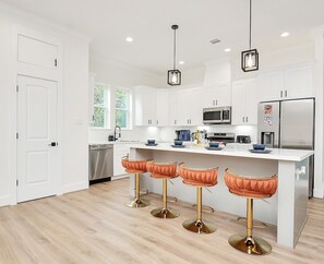 Fridge, microwave, oven, stovetop - Modern "NASA" Home - Billiard, Ping pong, Rooftop (Houston)