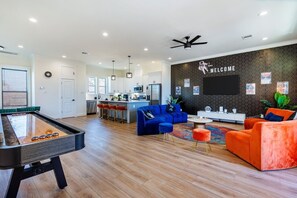 TV, ping pong - Modern "NASA" Home - Billiard, Ping pong, Rooftop (Houston)