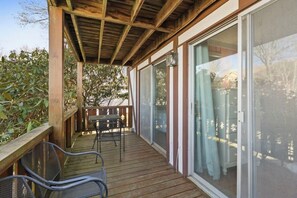 Outdoor dining - Mountain Retreat with Stunning Views (Beech Mountain)