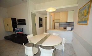 Dining room - Semi Detached Villa With Private Fenced Garden in Lignano Pineta (Lignano Sabbiadoro)