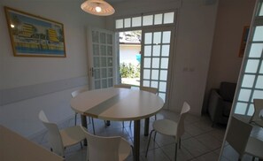 Villa, 3 slaapkamers, patio, uitzicht op tuin | Dineerruimte