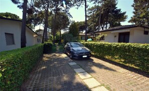 Property grounds - Semi Detached Villa With Private Fenced Garden in Lignano Pineta (Lignano Sabbiadoro)