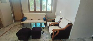 Luxury Apartment, 2 Bedrooms, Balcony, River View | Living area