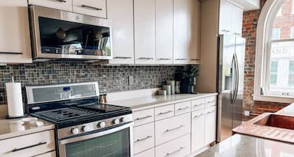 The Rooftop Nest - Downtown, Pet Friendly, Laundry, Natural Light