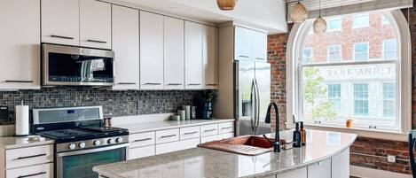 Réfrigérateur, micro-ondes, four, plaque de cuisson