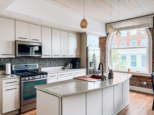 The Rooftop Nest - Downtown, Pet Friendly, Laundry, Natural Light