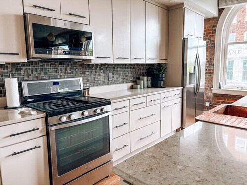 The Rooftop Nest - Downtown, Playstation 5!, Pet Friendly, Laundry, Natural Light