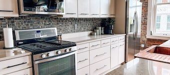 The Rooftop Nest - Downtown, Playstation 5!, Pet Friendly, Laundry, Natural Light