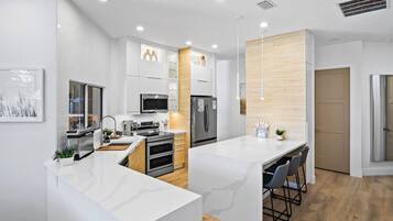 House | 5 bedrooms, Internet