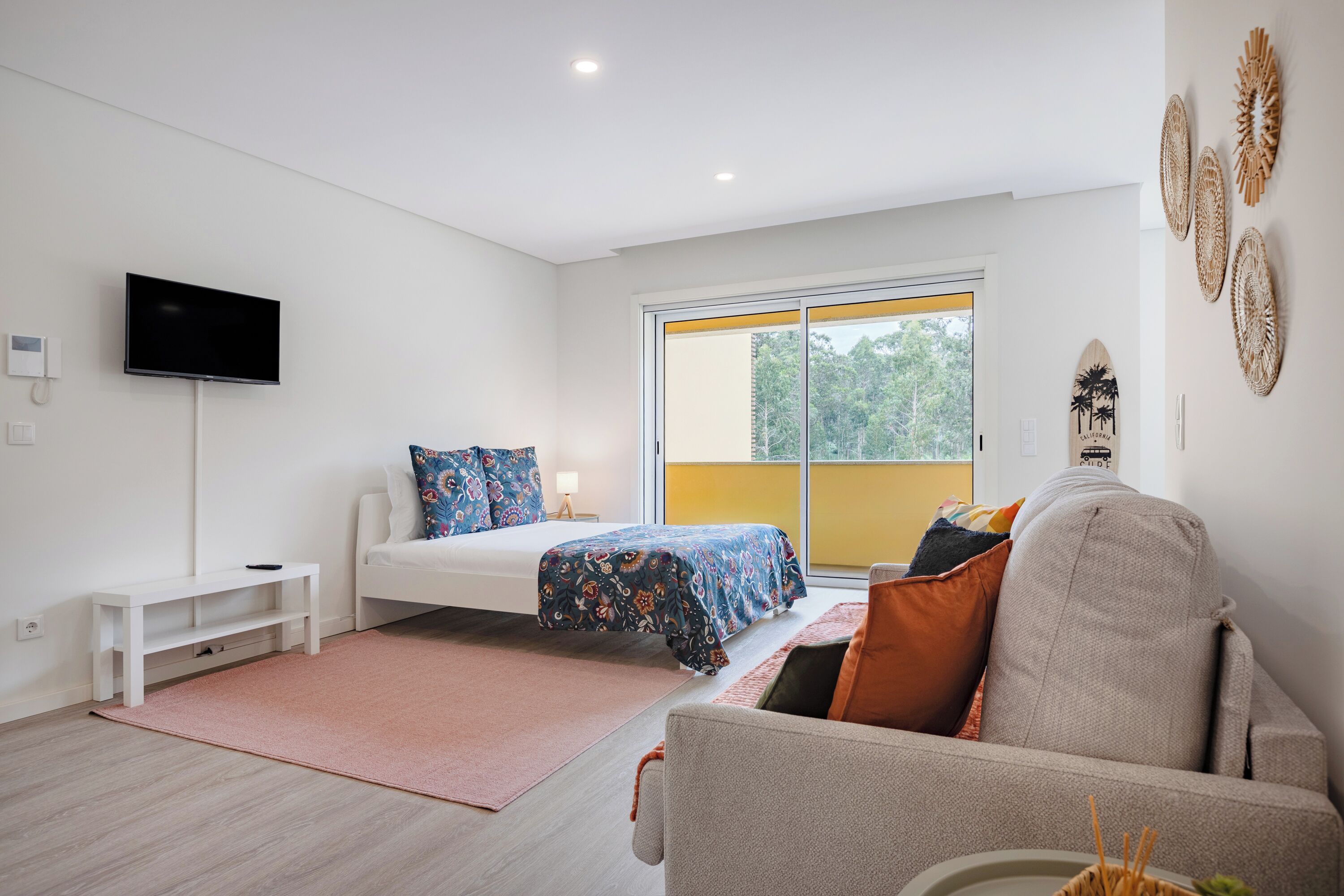 Business appartement, 1 tweepersoonsbed, niet-roken | Woonruimte | Een 32-inch flatscreentelevisie met satellietzenders