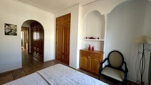 2 slaapkamers, een strijkplank/strijkijzer, gratis wifi, beddengoed