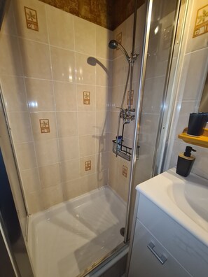 Shower, towels, soap, toilet paper - Les soleillades - Pretty apartment with swimming pool (palavas les flots)