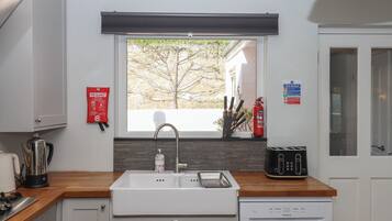 Lava-louças, talheres/pratos/utensílios de cozinha