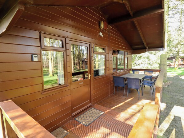 Outdoor dining - Kestrel (Alford)