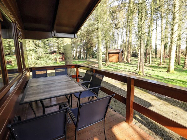 Outdoor dining - Kestrel (Alford)