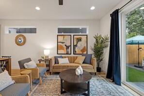 TV - 2Home 9BR - 2 Heated Pools, Fire Pit + Epic Murals (Austin)