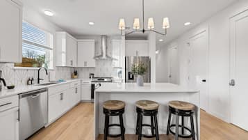 Refrigerador, microondas, horno, placa de cocina