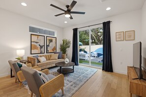 TV - 2Home 9BR - 2 Heated Pools, Fire Pit + Epic Murals (Austin)