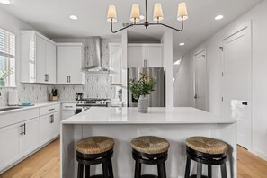 Kylskåp, mikrovågsugn, ugn och spishäll