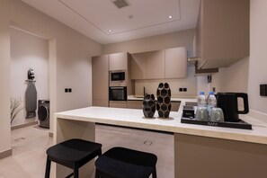 Fridge, microwave, stovetop, dishwasher