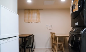 Basic Single Room, Non Smoking, Pets Not Allowed | Private kitchen | Fridge, microwave, toaster, cookware/dishes/utensils