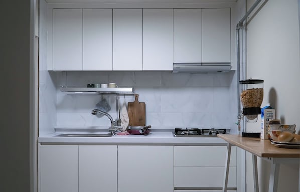 Basic Single Room, Non Smoking, Pets Not Allowed | Private kitchen | Fridge, microwave, toaster, cookware/dishes/utensils