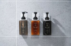 Kamar Single Basic, Bebas Asap Rokok, Hewan Peliharaan Dilarang | Kamar mandi | Bathtub dan shower terpisah dan perlengkapan mandi gratis