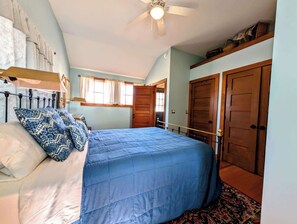 2 bedrooms, desk, iron/ironing board, WiFi
