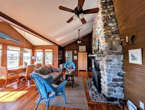 Télévision, cheminée, livres, espaces bureaux