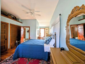 2 bedrooms, desk, iron/ironing board, WiFi