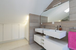 House | Bathroom