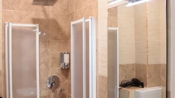 Douche, sĂšche-cheveux, serviettes fournies, savon