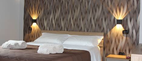 1 chambre, bureau, fer et planche à repasser, lit parapluie