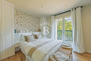 5 bedrooms, iron/ironing board, travel cot, WiFi
