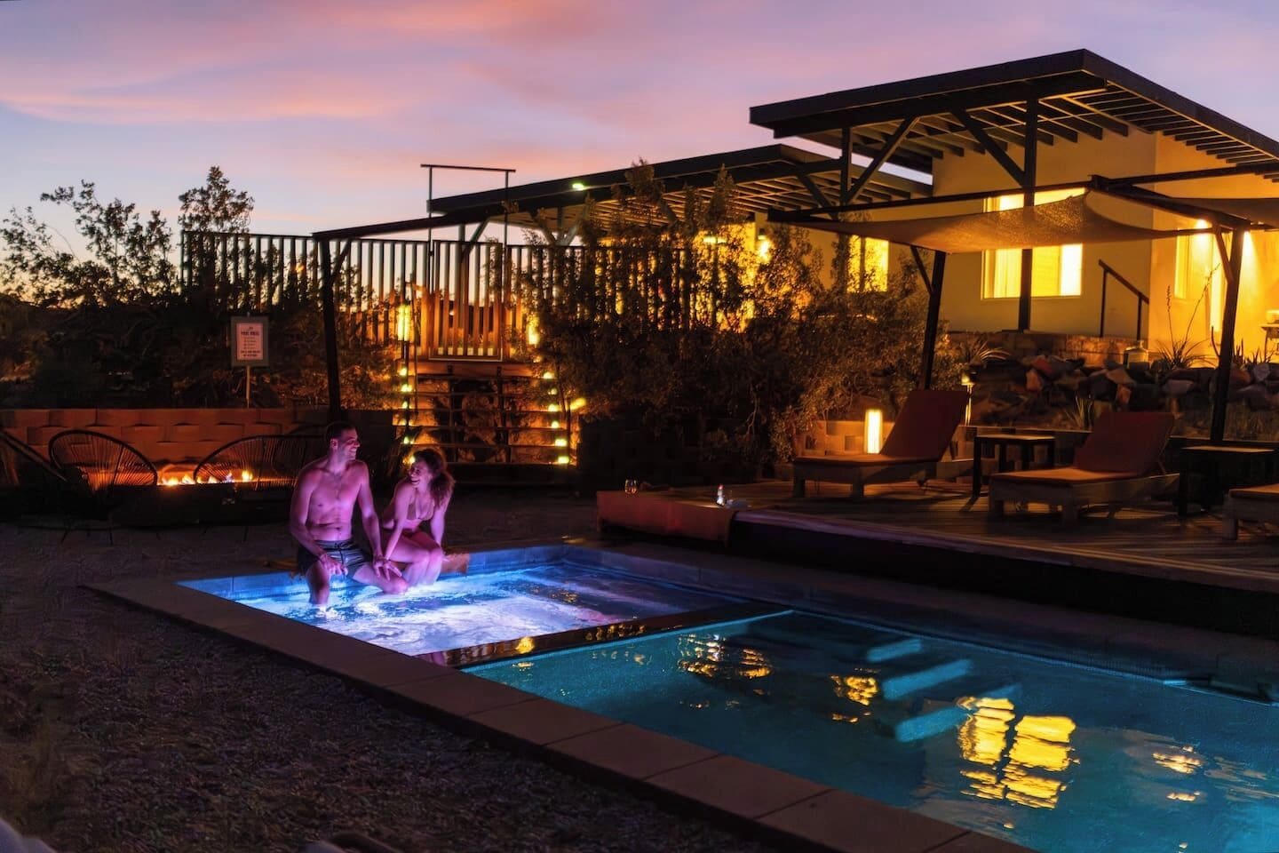 Una piscina al aire libre, una piscina climatizada