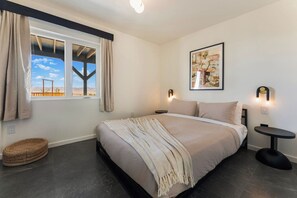 Een bureau, een strijkplank/strijkijzer, reisbedje, gratis wifi