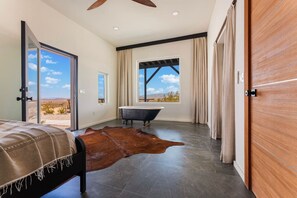 Skrivebord, strykejern/-brett, reiseseng for barn og wi-fi (inkludert)