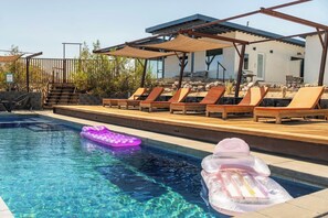 Utendørsbasseng og et oppvarmet basseng