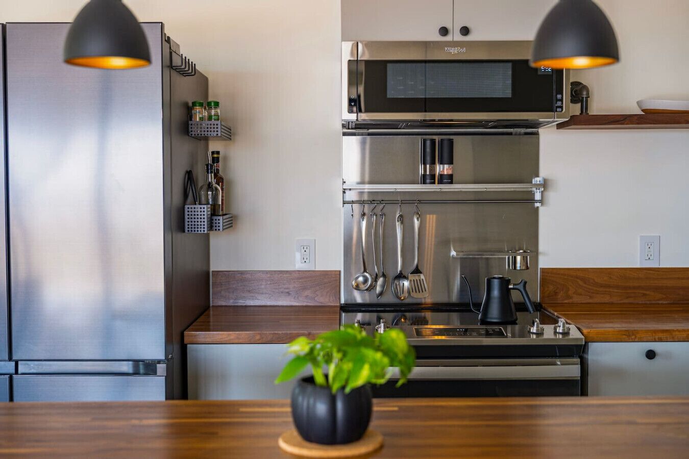 Een koelkast, een magnetron, een oven, een kookplaat