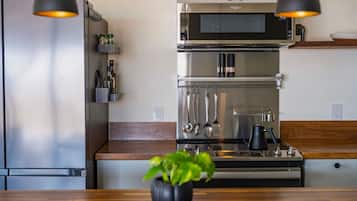 Een koelkast, een magnetron, een oven, een kookplaat