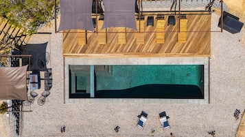 Een buitenzwembad, een verwarmd zwembad