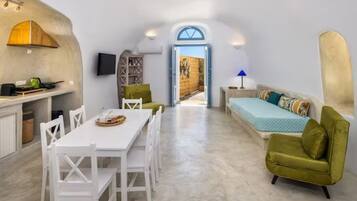 Grand Gem with Private Hot Tub | Área de sala de estar | Televisión de pantalla plana