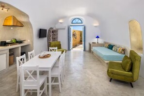 Apartamento tradicional, vistas al mar | Zona de estar | Una televisión de pantalla plana