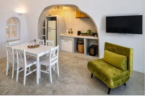 Grand Gem with Private Hot Tub | Dining room