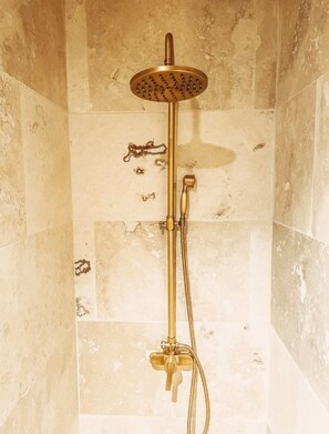 Shower, hair dryer, towels, soap - Gîte "La gloire de mon père" on an estate in Uzès (Baron)