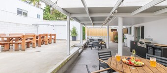 East Belmont, 38 Tomaree Rd - spa, linen, Wi-Fi, Air Con , Games Room