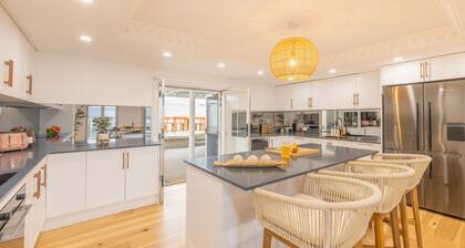 East Belmont, 38 Tomaree Rd - spa, linen, Wi-Fi, Air Con , Games Room